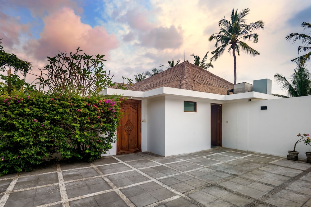 Villa Blanca by Alfred in Bali - Modern Luxury 5 Bdr Oceanfront Villa in Candidasa