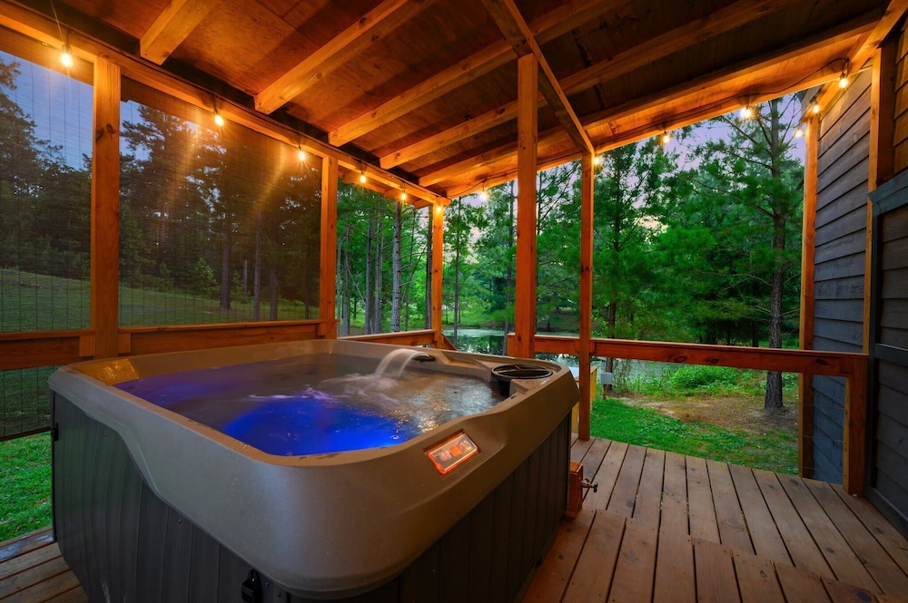 Double Magic - Unique Cabin for 6 - Pond, Hot Tub