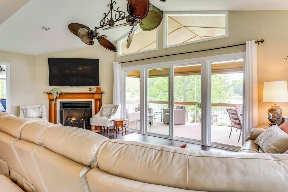 February Perks! Couples Getaway in Hayesville
