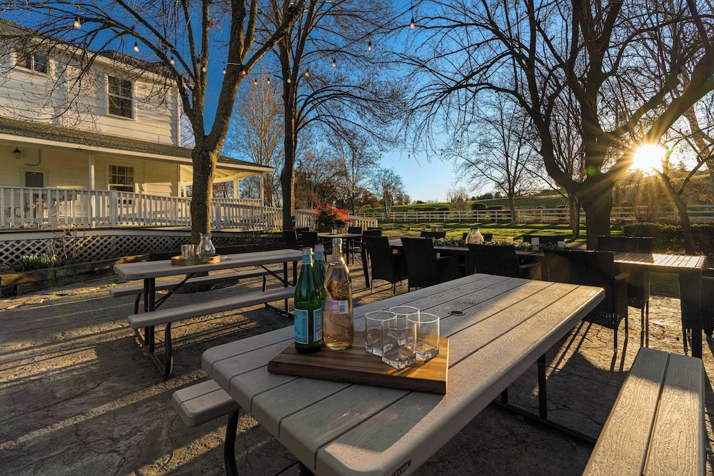 Victorian Manor In Paso Robles Wine Country + Pool, Hot Tub, Firepit, Tennis Court Sleeps 28