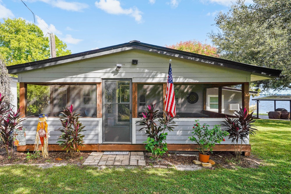 Sebring Vacations - Lakefront Home w/ Screened Porches in Frostproof! - Property Image 1