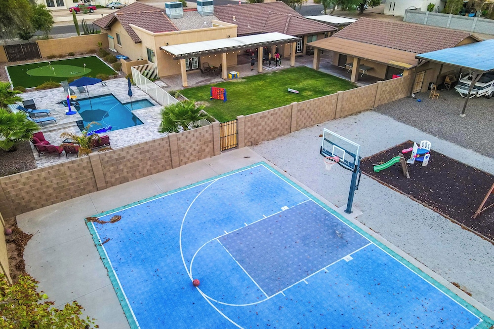 Pet-friendly Glendale Home w/ Pool & Putting Green view 5