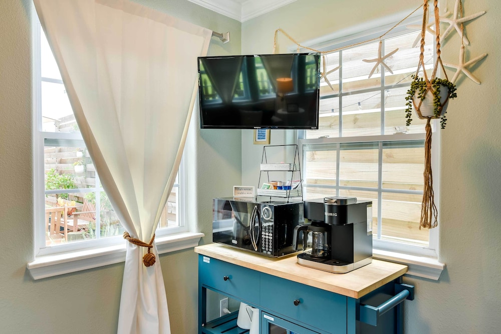 1 Block to Beach: Galveston Coastal Cottage