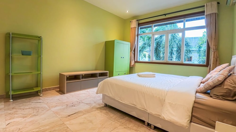 7 Bedroom Pool Villa in Kathu SV1