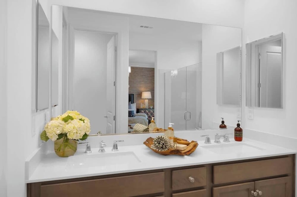 @marbella Lane - Stylish Dream Home in RMV w/ Pool