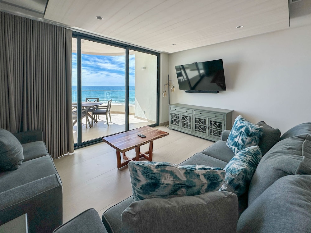Paradise Found Luxe 2BR Condo in Iconic Location