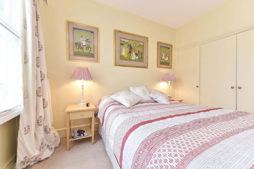 Smart 2 bedroom flat near Pimlico Tube
