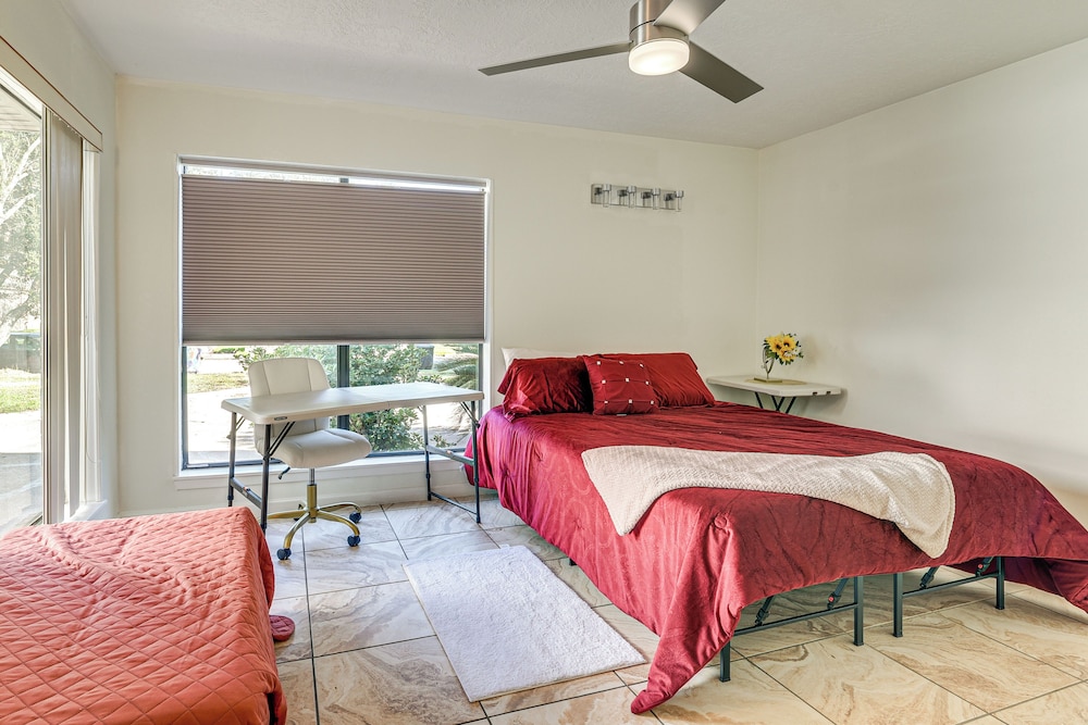 Shop & Explore: Duplex Unit 8 Mi to NRG Stadium!
