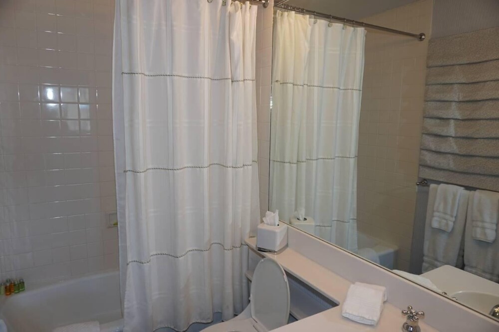 Large Wood Run 6 Bedroom Ski-in / Ski-out Access Home by RedAwning view 5