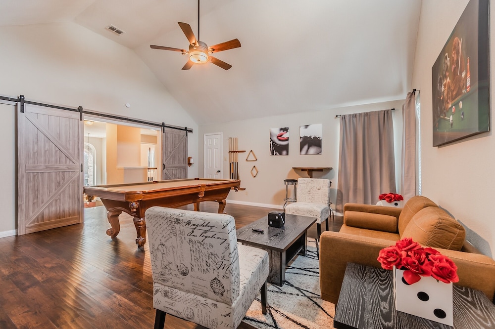 Discount Included! Stunning, Modern, Spacious Getaway Fits Any Group, 2 Game Rooms, Hot Tub 5 Bedroom Home by Redawning - Property Image 2