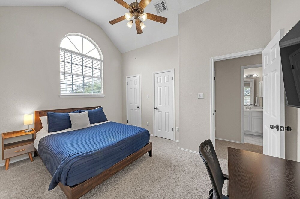 Modern 4br Gem Chic Comfort In Austin 4 Bedroom Home