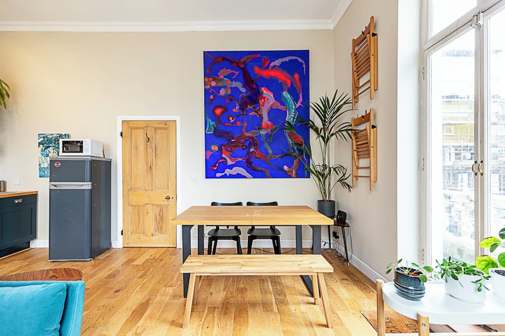 Beautiful Two Bedroom Abode Near Victoria