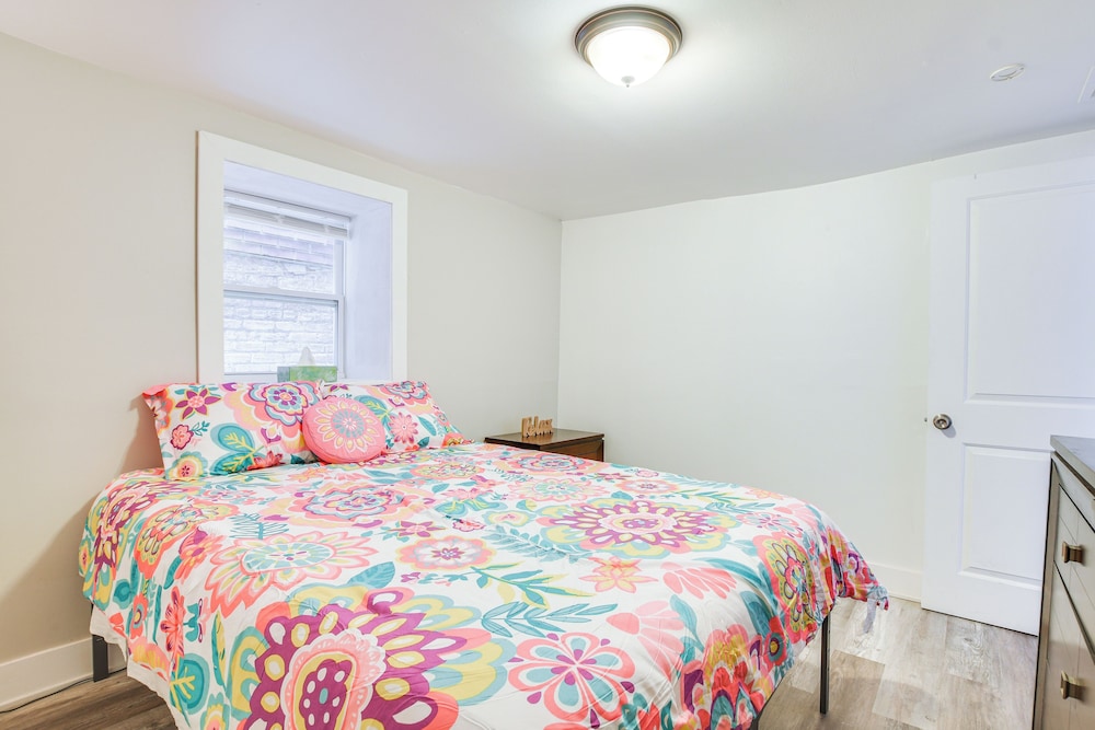 < 2 Mi to Uchicago: Pet-friendly Getaway w/ Yard