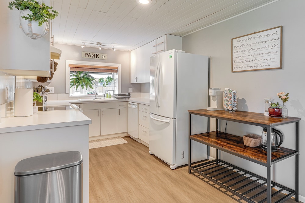 1 Mi to UO Campus - Family Home w/ Pool Table!