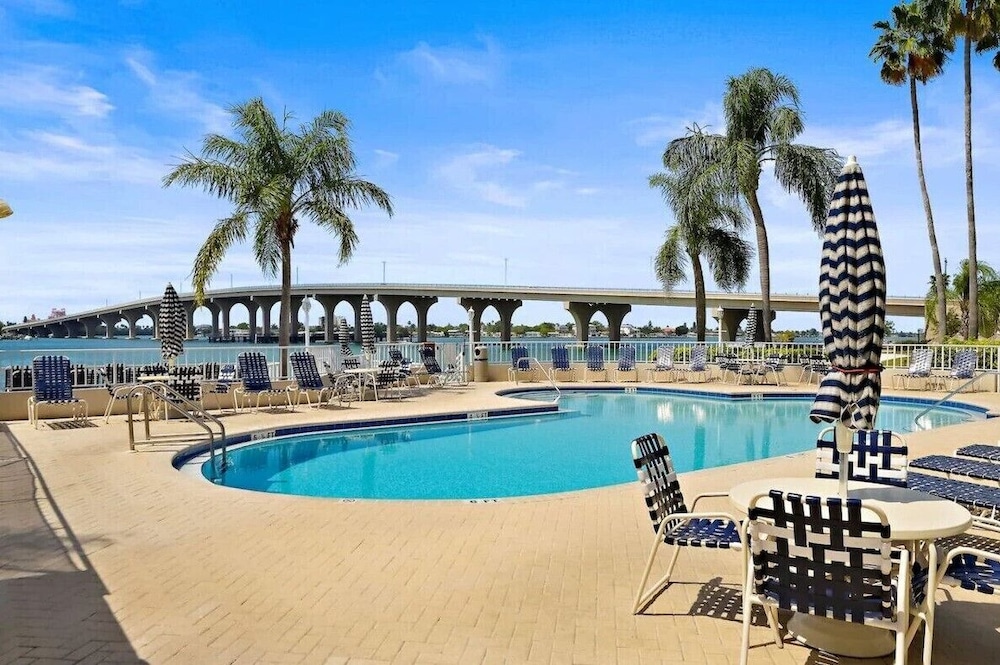 Bahia Vista 17-881 by Distinctive Beach Rentals