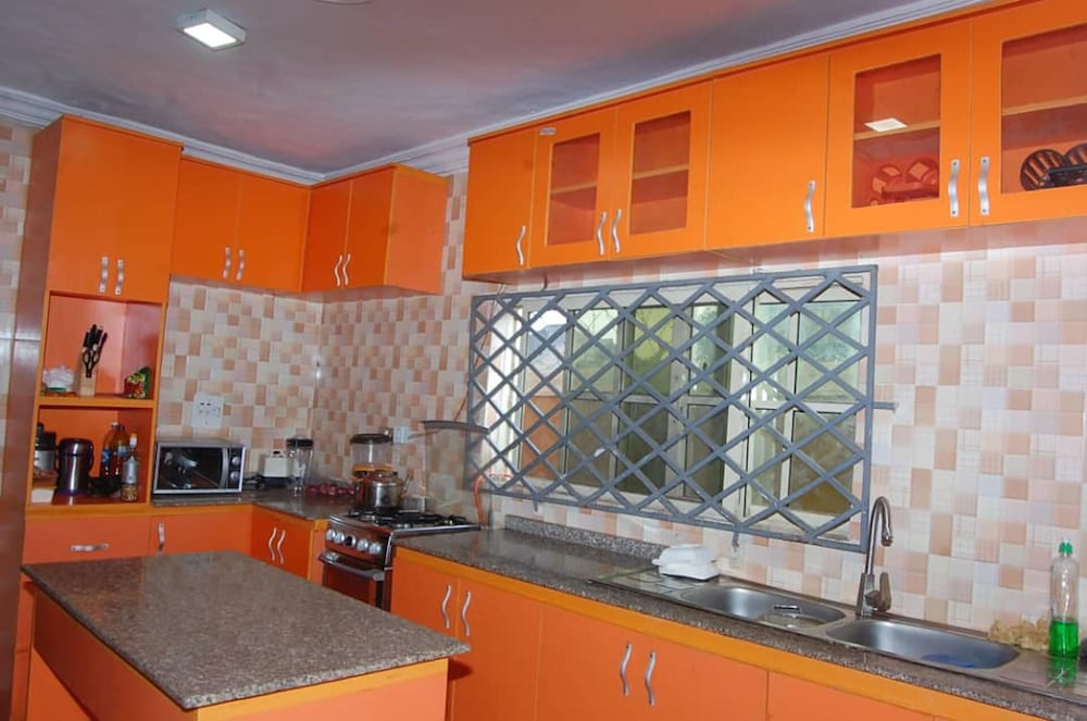 6 Bedroom Serviced Apartments In House in Benin
