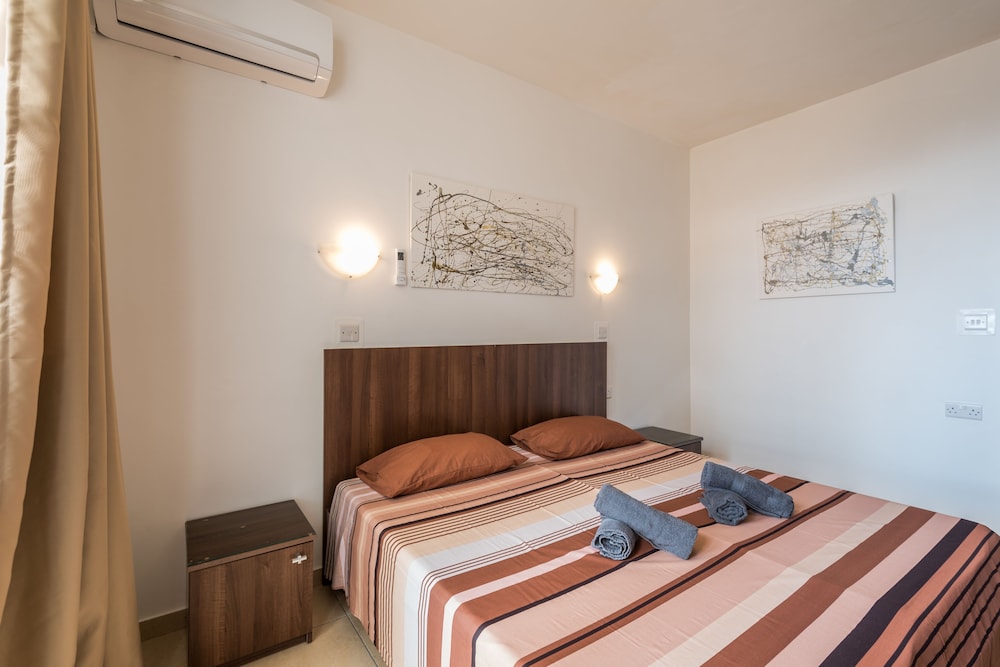 Seashells 2 bedroom Apartment with sunny terrace with stunning panoramic sea views by Getaways Malta photo 3