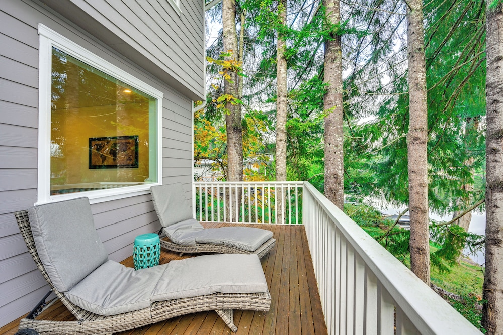 Lakefront Gem w/ Deck & Grill in Shelton