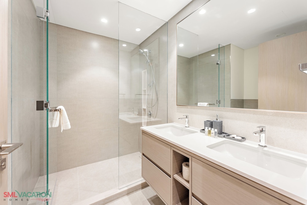 SML Vacation Homes - Sky High Apartments with Burj Khalifa and Dubai Fountain Views @ Grande Signature, Downtown Dubai