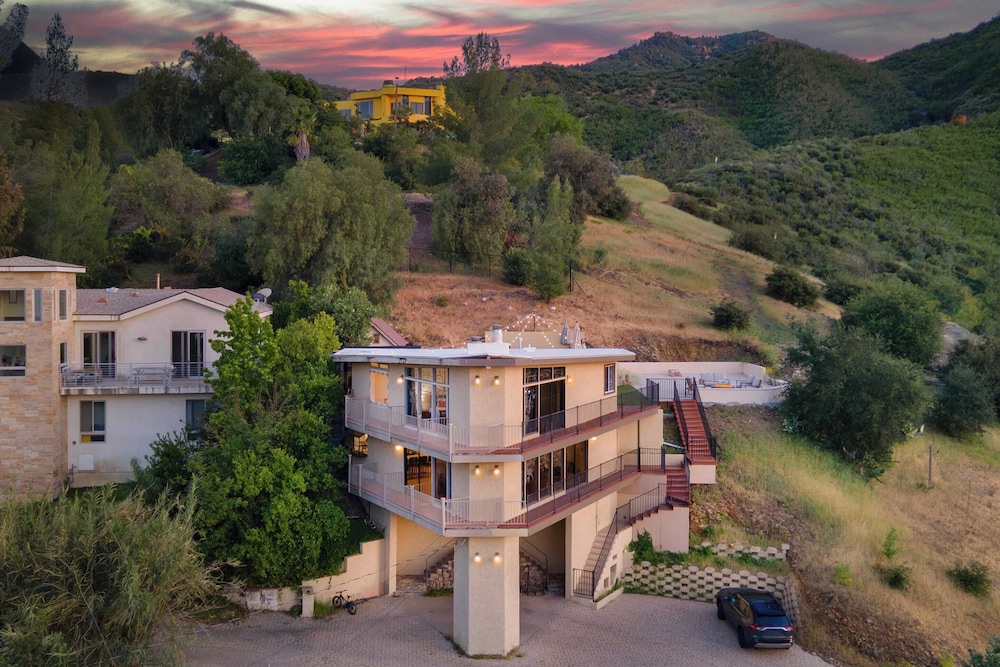 Designer Retreat w/ Pool, Firepits, Panoramic Views The Lake House at Malibu