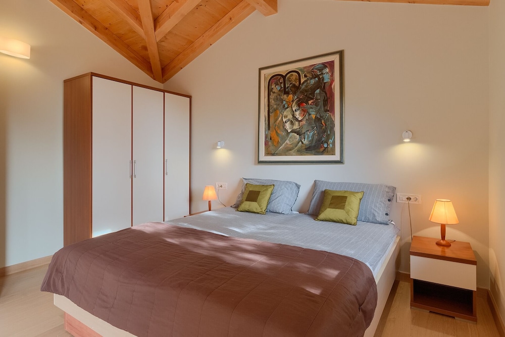 Holiday House in Pula 30 m From the sea view 3