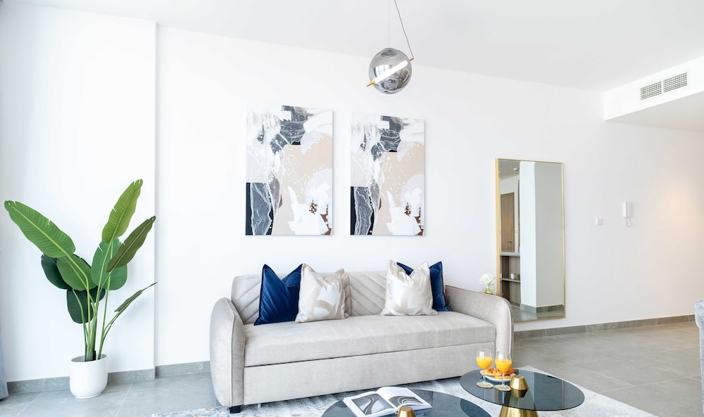 LUX  The Dubai Marina Skyline Suite