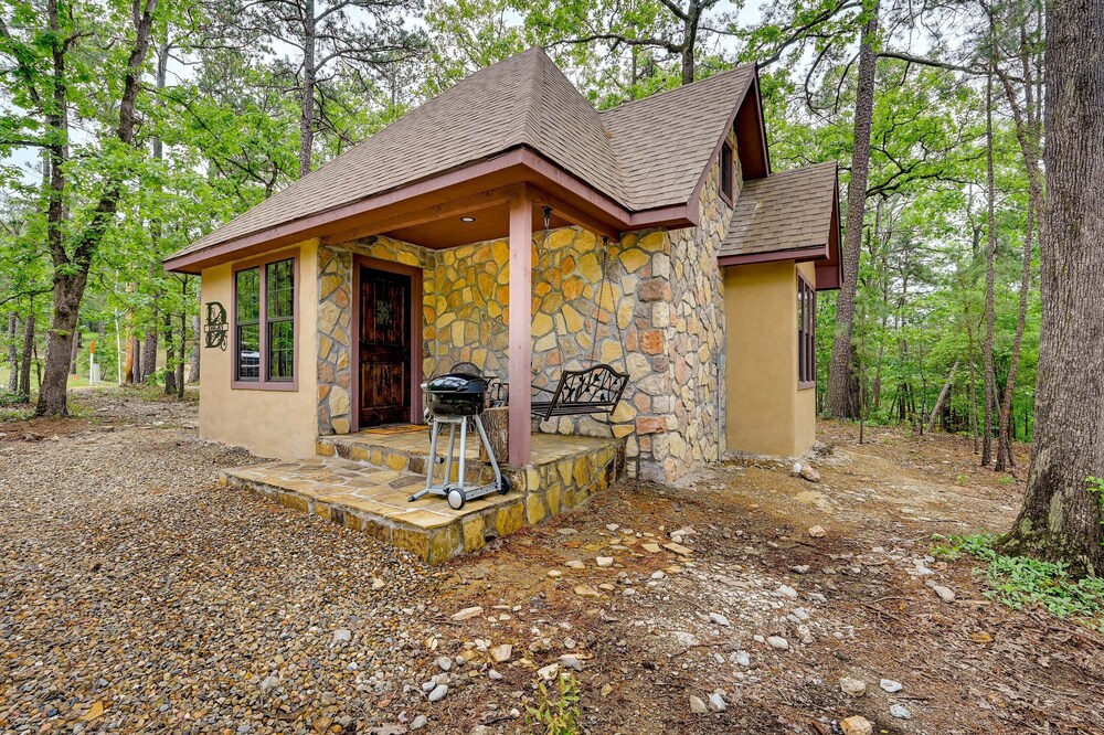 Blissful Broken Bow Studio: Fire Pit & Jacuzzi Tub view 5