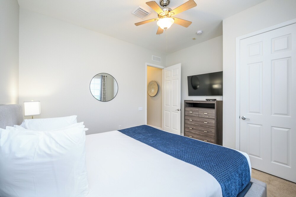 Penthouse Vacation Condo, Near the Parks - 2015