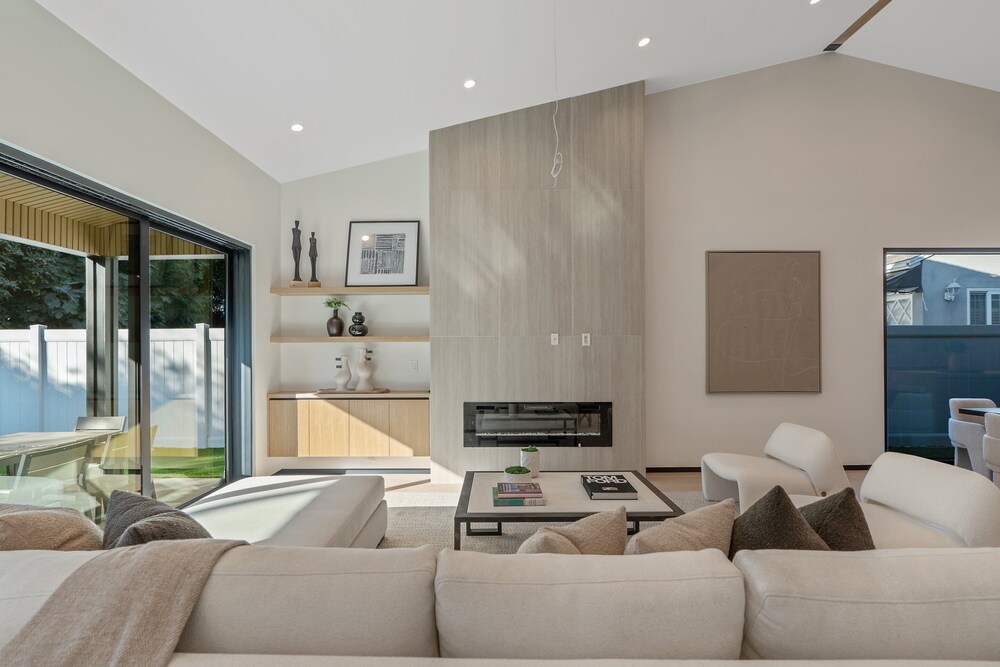 Noble Modern - Urban Sanctuary in Sherman Oaks With Poolside and Patio
