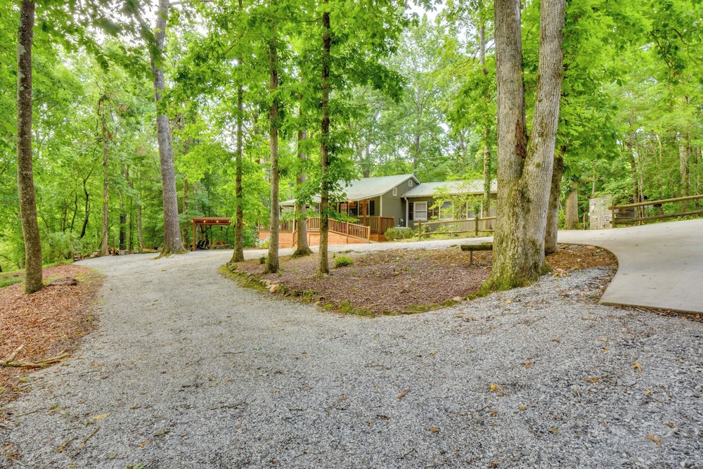 6 Miles to Helen: Cabin w/ Hot Tub & Views!