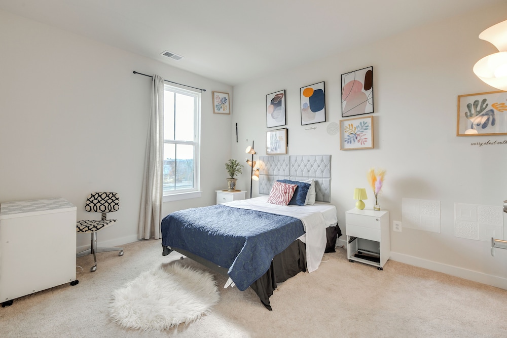Townhome at Laurel Park: Modern & Spacious Getaway
