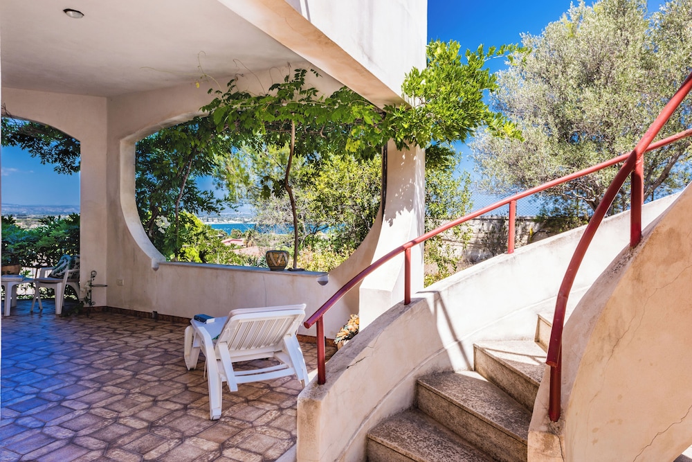 Galatea e Giardino delle Esperidi apartments with pool by Wonderful Italy