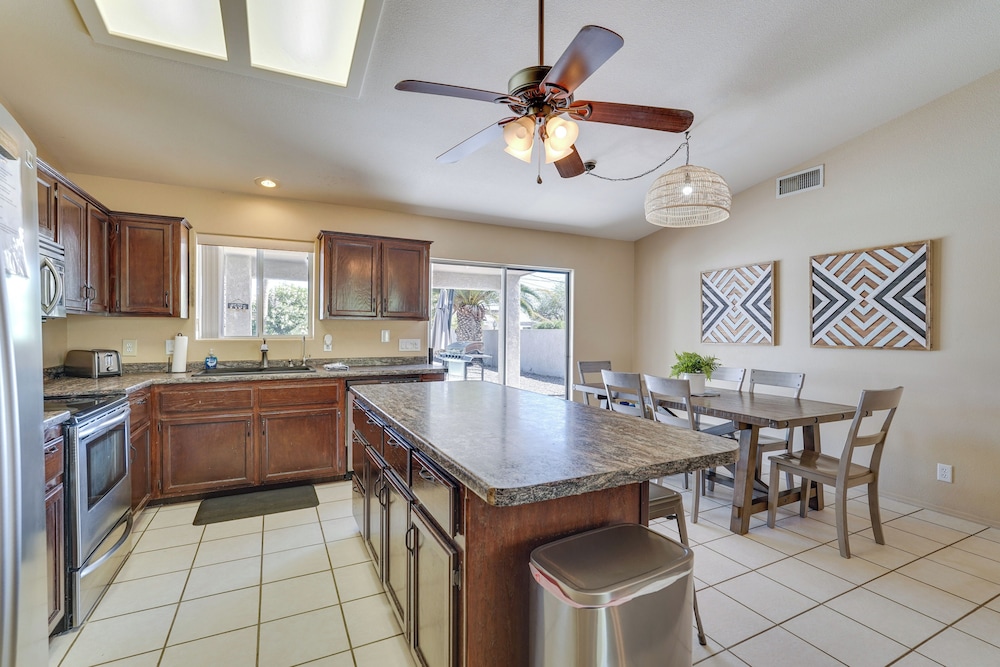 Havasu Paradise w/ Private Pool, Hot Tub & Casita!