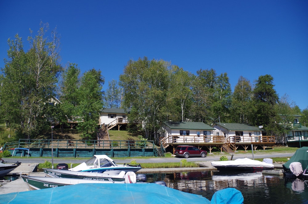 Dogtooth Lake Resort