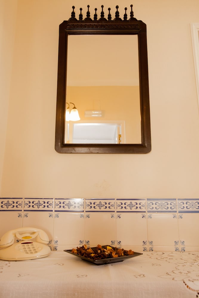 Ericeira Chill Hill Hostel & Private Rooms - Peach Garden