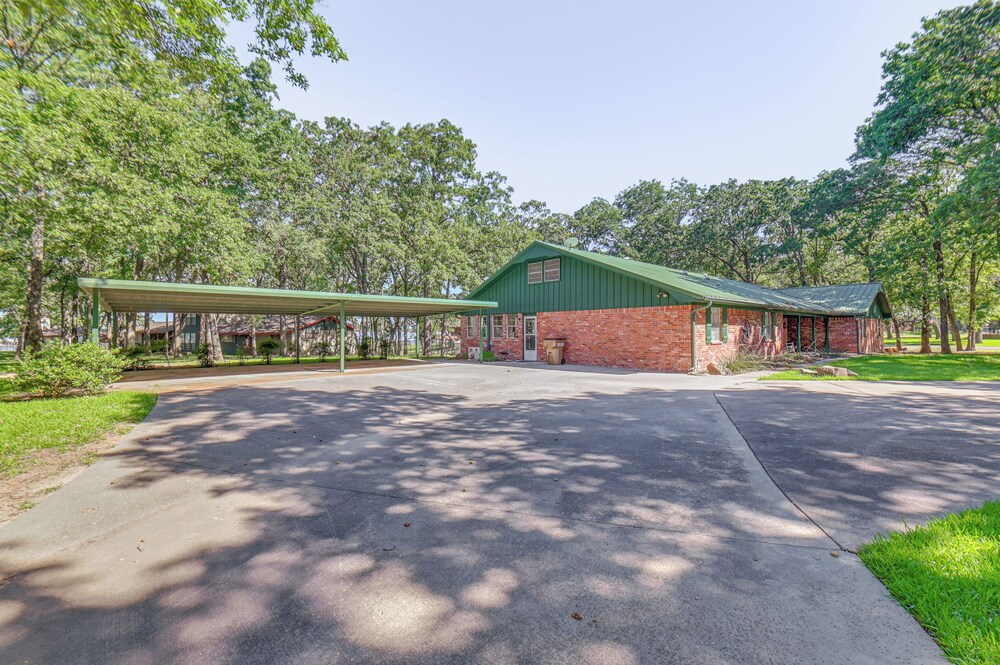 Home w/ Lake Texoma View, Game Room & Bar