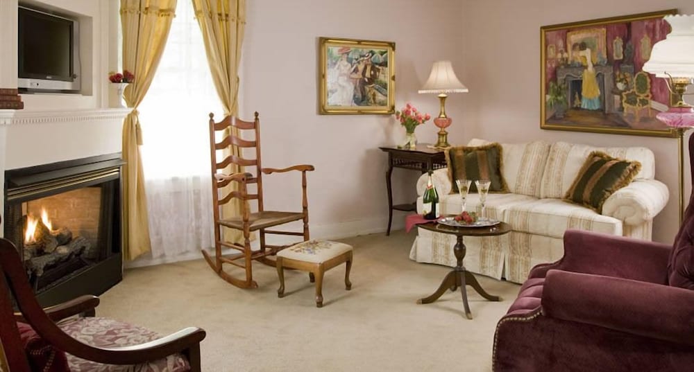 Crestmont Inn
