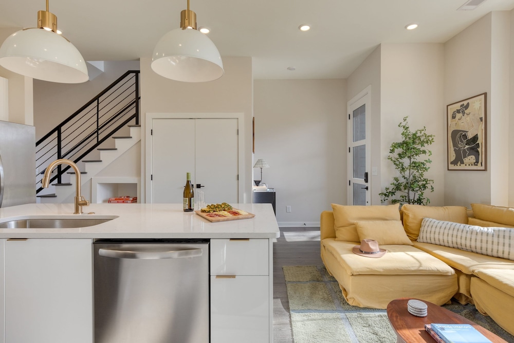 98 Degrees by Avantstay Covered Balcony Lounge Newly Built 4bdr Home
