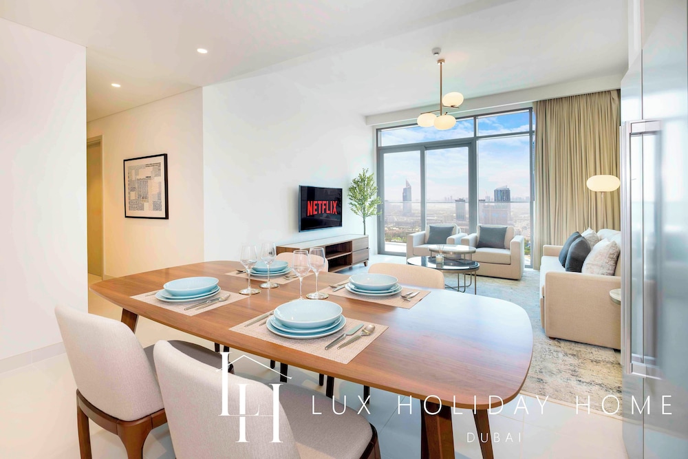 LUX The Marina Vista Beachfront Suite 2