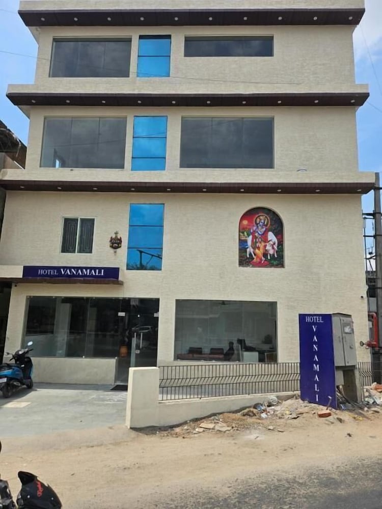 HOTEL VANAMALI