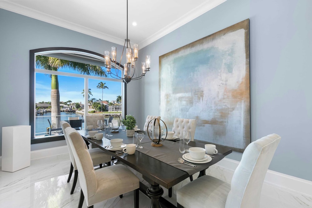 Marco Polo by Avantstay Waterfront 5bdr, Pool, Spa, Fire Pit, Walk to Beach