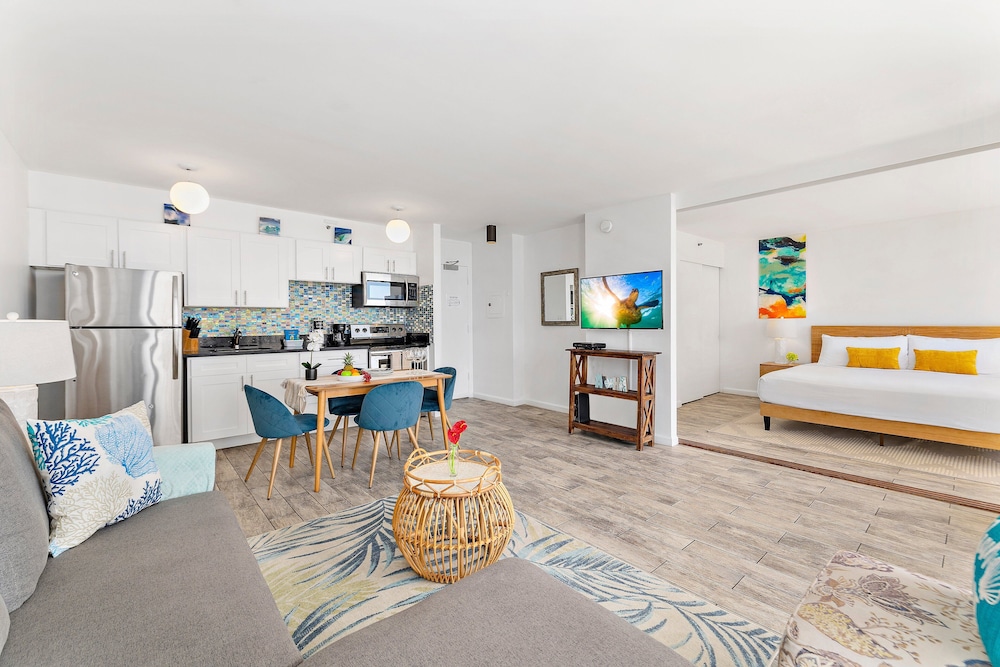 High Floor Ocean View Condo (King Bed and Parking): hotel room photo