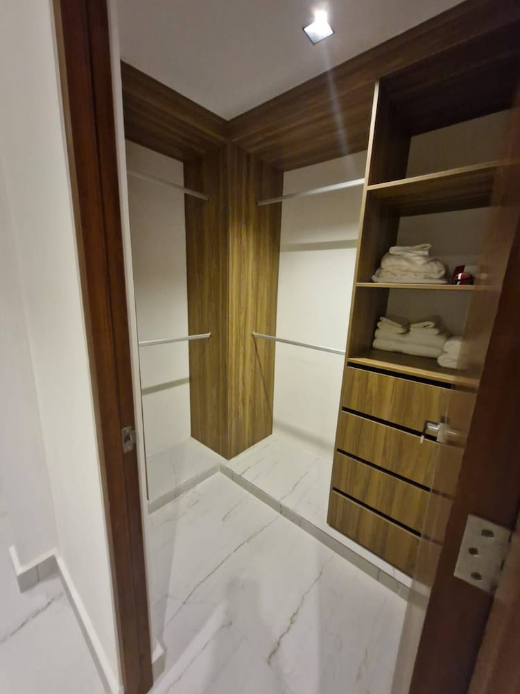 Super Cute Flat on 5th Ave in PdC Steps From Beach