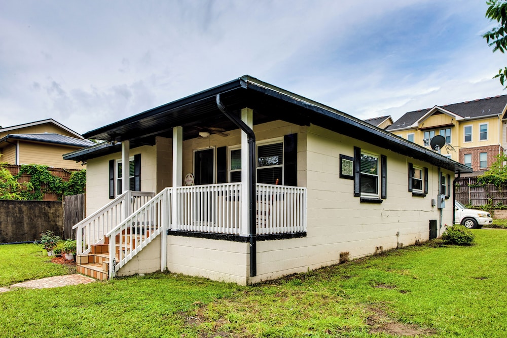 Walkable to FSU Campus: Cozy Retreat w/ Deck!