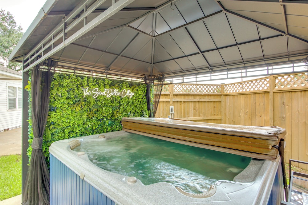 Walk to Beach, Gazebo w/ Hot Tub: Gulfport Gem!