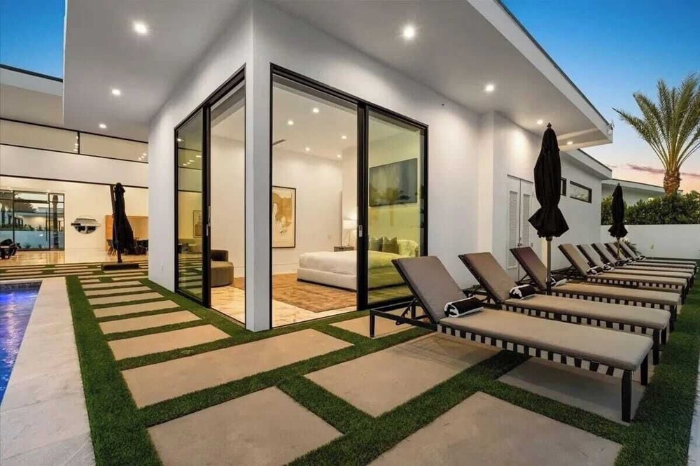 Sleeps 20 7-bedroom Villa w/ Pool, Putting Green & Hot Tub Bravo Villa #11 by Avantstay
