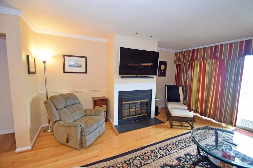 Harbour Island 46G 2 Br townhouse by RedAwning