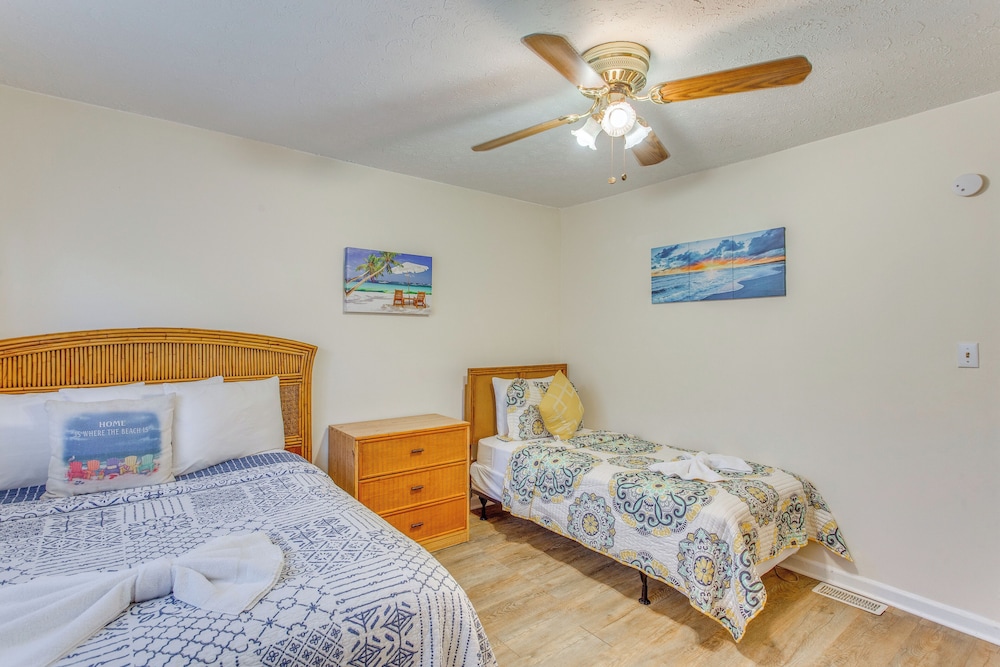 Walk to Myrtle Beach: Townhome w/ Pool Access