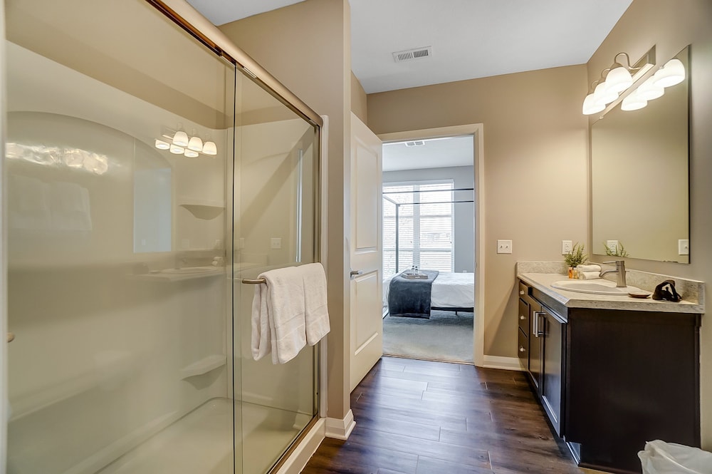 Downtown Designer 2BR Parking W D Gym Pool