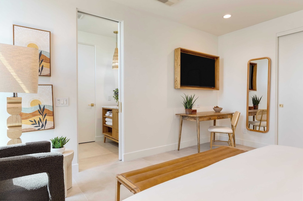 Sleeps 34 2 Villas, Pool, Pickleball + Bocce Polo Villas Elara by Avantstay